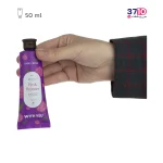 کرم مرطوب کننده دست ویت یو مدل Pink Peonies با حجم 50 میل عکس محصول در دست